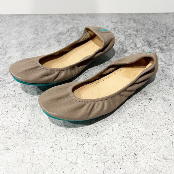 Tieks Shoes - Tieks Women’s Foldable Elasticized Leather Ballet Flats In Taupe Size 8